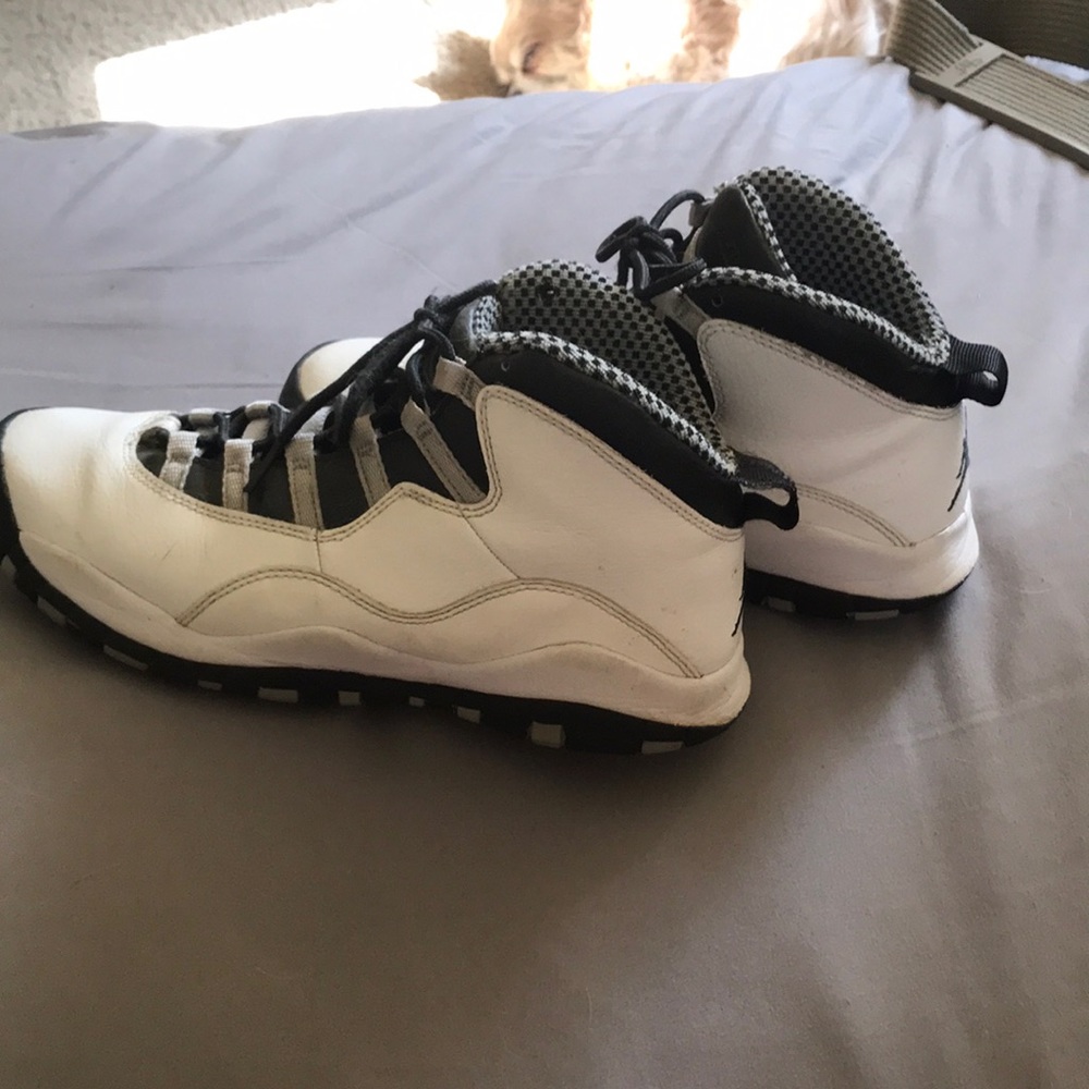 Jordan sneakers 7y ladies 8 size